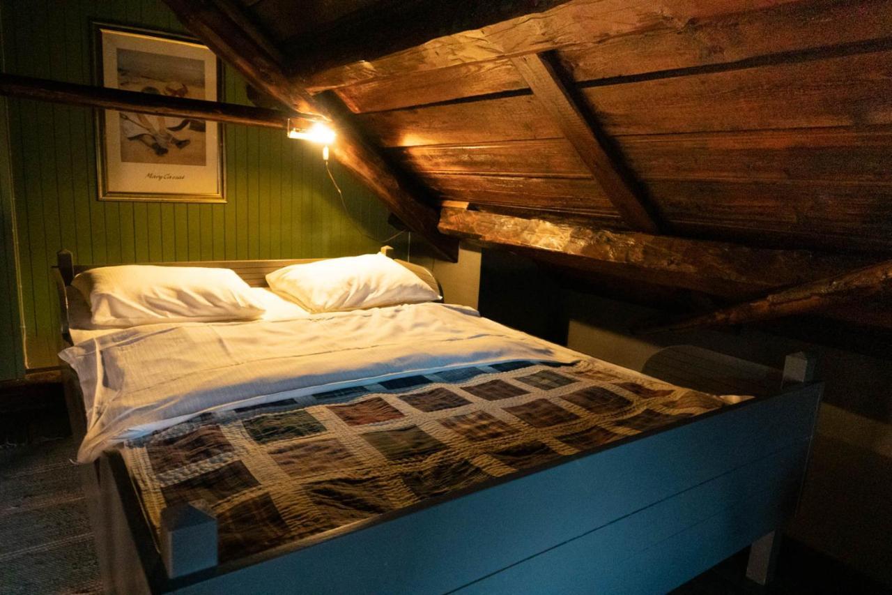 Anker Brygge Hotel Svolvaer Exterior photo A bedroom in a Swiss chalet
