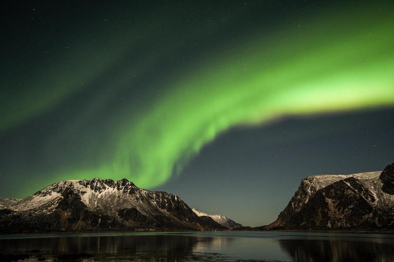 Anker Brygge Hotel Svolvaer Exterior photo Aurora borealis over the lake