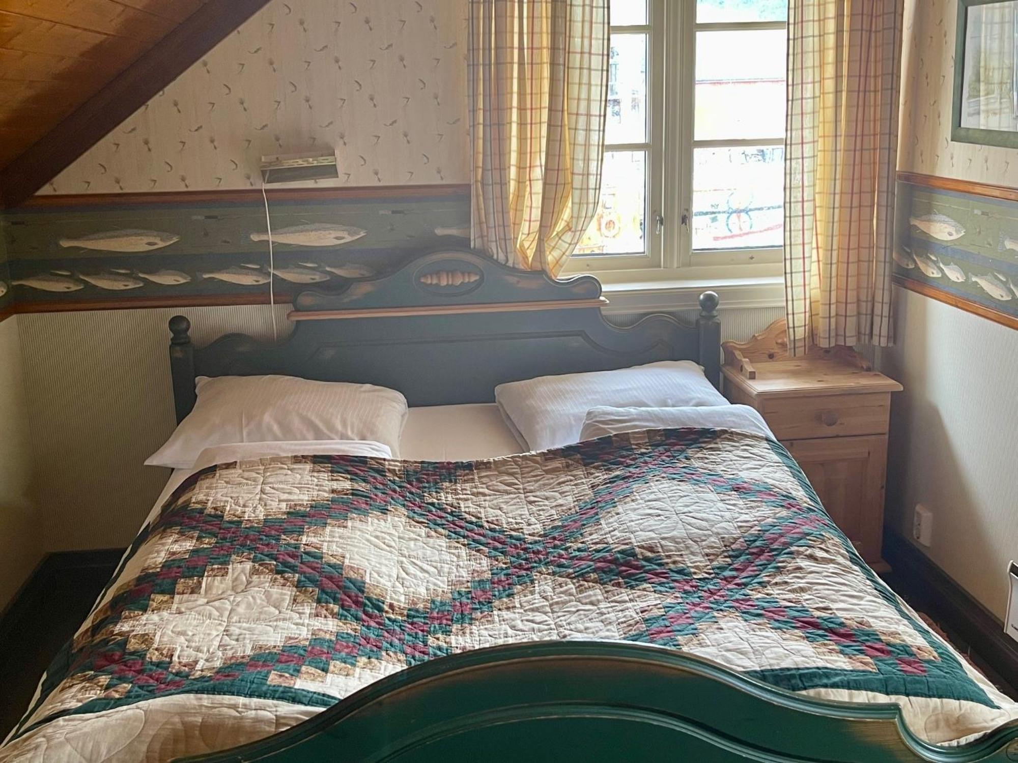 Anker Brygge Hotel Svolvaer Exterior photo The bed in the room where the body of the murdered woman was found
