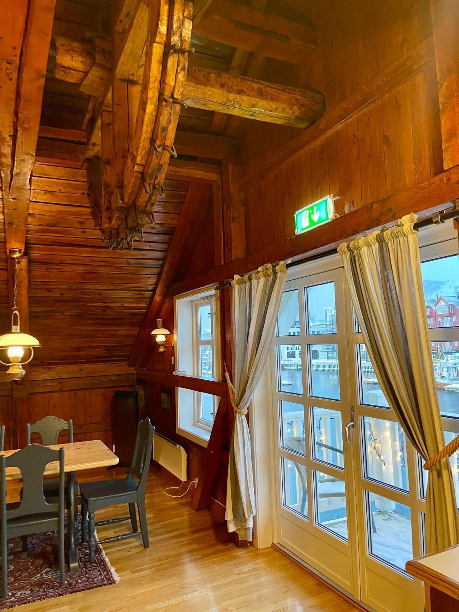 Anker Brygge Hotel Svolvaer Exterior photo Interior of the restaurant