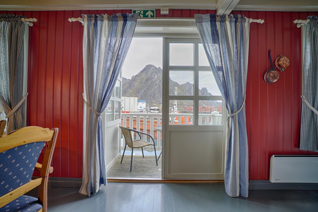 Anker Brygge Hotel Svolvaer Exterior photo A view of the mountains from the hostel